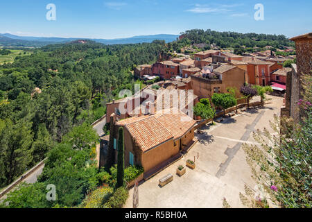 Villaggio ocra Roussillon. Il villaggio di Roussillon è circondato da una splendida campagna, Provenza, Luberon, Vaucluse Francia Foto Stock