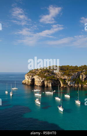 Vista in elevazione su Cala Macarelleta Bay, Menorca, isole Baleari, Spagna Foto Stock