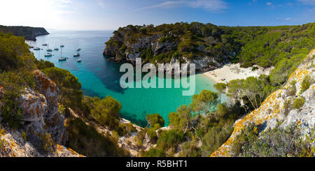 Vista in elevazione sopra la spiaggia di Cala Macarelleta, Menorca, isole Baleari, Spagna Foto Stock