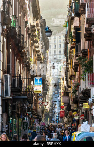 Guardando verso il basso la Piazza Gesu Nuovo, parte di Spaccanapoli " Napoli Splitter' Street nel cuore del centro storico di Napoli, Italia. Foto Stock