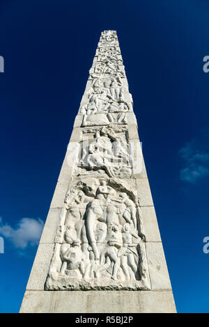 L'Obelisco di Marconi in Piazza Guglielmo Marconi, costruita per l'Esposizione Universale di Roma 1942. EUR, Roma, Italia. Foto Stock