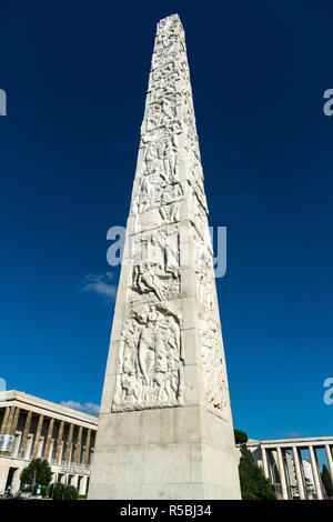 L'Obelisco di Marconi in Piazza Guglielmo Marconi, costruita per l'Esposizione Universale di Roma 1942. EUR, Roma, Italia. Foto Stock