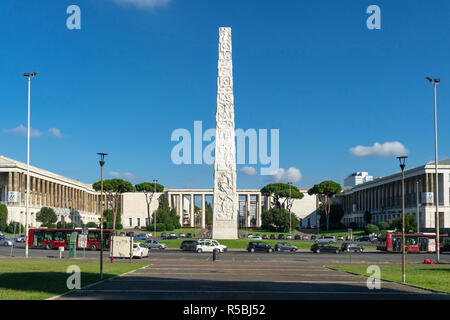 L'Obelisco di Marconi in Piazza Guglielmo Marconi, costruita per l'Esposizione Universale di Roma 1942. EUR, Roma, Italia. Foto Stock
