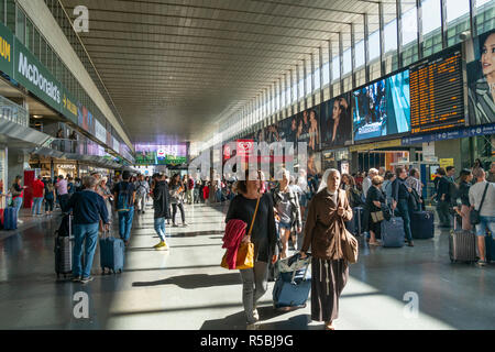 Chi viaggia sull'atrio principale della stazione ferroviaria di Roma Termini, Roma, Lazio, l'Italia, Foto Stock