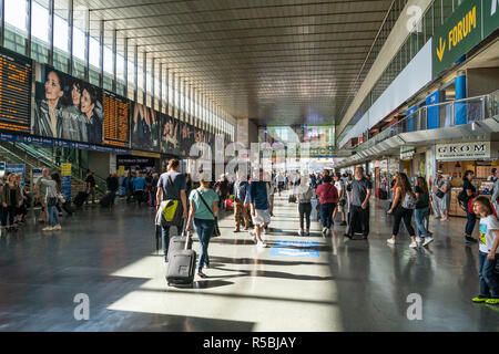 Chi viaggia sull'atrio principale della stazione ferroviaria di Roma Termini, Roma, Lazio, l'Italia, Foto Stock