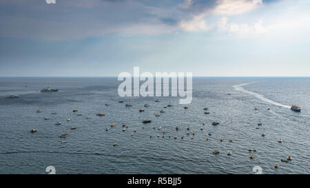 Barche sul mare Tirreno sulla costiera amalfitana Foto Stock