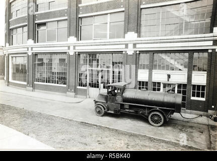 Industrie di guerra - a benzina - SERBATOIO AUTO erogazione benzina al governo magazzino di stoccaggio e di edificio per uffici, Ford Bldg., Boston, Massachusetts ca. 1915-1920 Foto Stock