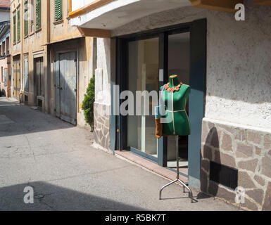 Sartoria bambola in uno stretto vicolo Foto Stock