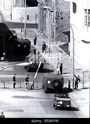 2/9/1962 - Serbatoio Sovietica guidate lungo Friedrich Strasse nel settore sovietico Foto Stock