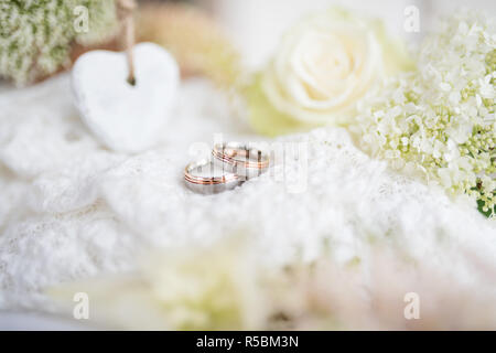 Romantico ancora vita con anelli in stile vintage per un matrimonio Foto Stock