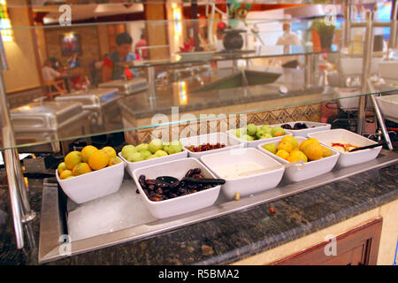 Frutta nella sala da pranzo del resort. Le uve, arance, date le mele e le pere serviti per pranzo in hotel a cinque stelle. La formula all inclusive durante le vacanze. Cibo quando Foto Stock