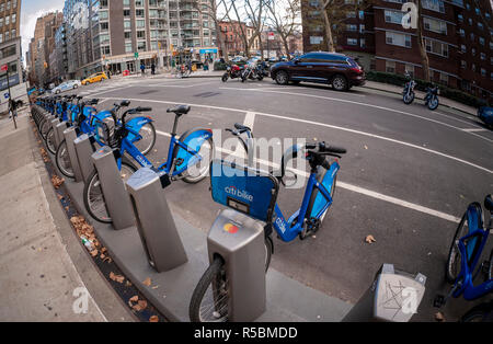 Il Citi Bikes in una docking station nel quartiere di Chelsea di New York il giovedì, 29 novembre 2018. Lyft, proprietario di di Citi Bike, è investire 100 milioni di dollari per il bike sharing programma per estendere la sua dimensione di 35 miglia quadrate, di raddoppiare le dimensioni esistenti e triplicare la sua flotta di bici a 40.000 giostre. (© Richard B. Levine) Foto Stock