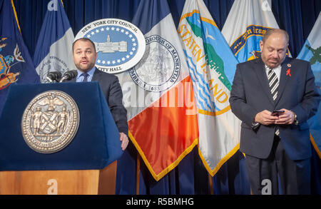 New York City Council Speaker Corey Johnson, a sinistra con il Consiglio degli Stati Rory I. Lancman, destro nel corso di una conferenza stampa Mercoledì, Novembre 28, 2018 nella Red Room di New York City Hall circa la legislazione in sospeso. Il voto del Consiglio sull'espansione degli elettori i servizi di protezione per le persone in carcere è stato discusso tra una moltitudine di altre fatture. (Â© Richard B. Levine) Foto Stock