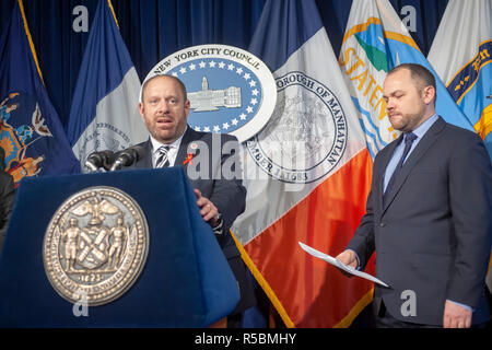 New York City Council Speaker Corey Johnson, a destra con il Consiglio degli Stati Rory I. Lancman, sinistra, nel corso di una conferenza stampa Mercoledì, Novembre 28, 2018 nella Red Room di New York City Hall circa la legislazione in sospeso. Il voto del Consiglio sull'espansione degli elettori i servizi di protezione per le persone in carcere è stato discusso tra una moltitudine di altre fatture. (Â© Richard B. Levine) Foto Stock