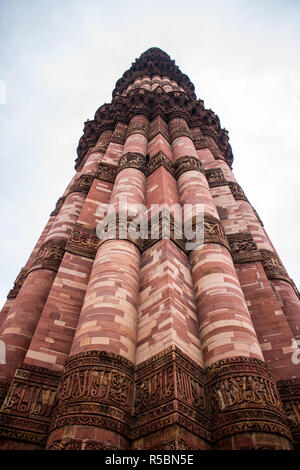 Qutub Minar, 73-metro di altezza della torre di rastremazione di cinque piani, iniziata la costruzione da Qutab-Ud-Din-Aibak, fondatore del Sultanato di Delhi Foto Stock