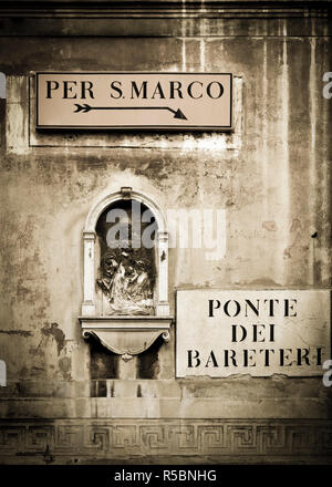 L'Italia, Veneto, Venezia, Ponte dei Bareteri, a San Marco (a San Marco) firmare Foto Stock