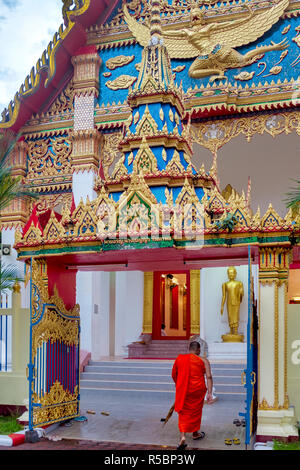 Monaco entrando in Wat Mongkhon Nimit, città di Phuket, Tailandia Foto Stock