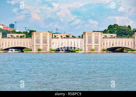 Vista del ponte ad arco sul fiume, costruzione di spedizione. Dettagli di architettura islamica, motivi orientali. Ponte di Putra, Putrajaya, Malaysia. Foto Stock