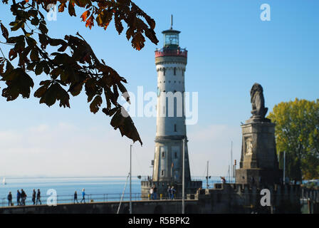 Ingresso del porto di Lindau, Lago di Costanza (Germ.: Bodensee) con il nuovo faro e il leone bavarese. Foto Stock