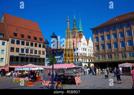 Schoener Brunnen Fontana, Market Square e Chiesa di S. Sebaldo, Norimberga, Baviera, Germania Foto Stock