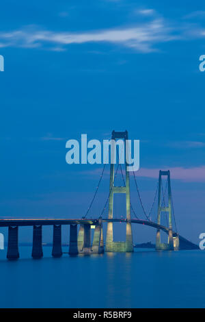 Crepuscolo sopra l'Est illuminato Bridge come visto da Korsor, Danimarca Foto Stock