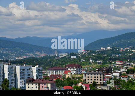 Vista della città di Sochi sullo sfondo di montagne, Russia Foto Stock