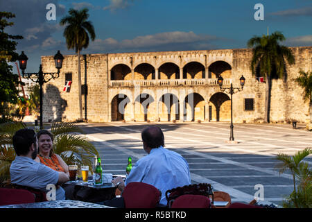 Repubblica Dominicana, Santo Domingo, Zona Coloniale, i drink la sera in Plaza Espana, affacciato su Alcazar de Colon Foto Stock