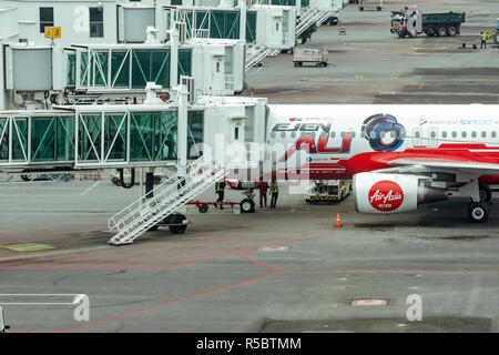 Malaysia, KLIA-2, 04-03-2018: Aereo si sta preparando per il volo, preflight di ispezione degli aeromobili. Passeggeri che salgono sul piano della AirAsia a Kuala Lump Foto Stock