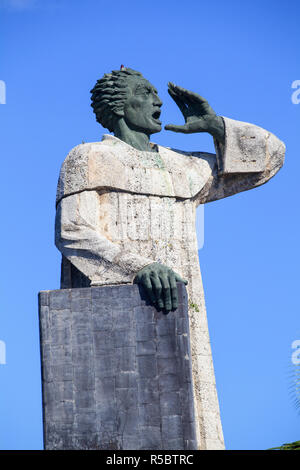 Repubblica Dominicana, Santo Domingo, Monumento a Fray Anton de Montesinos all'entrata del porto di Rio Ozama e Santo Domingo Harbour lungo il Malecon Foto Stock