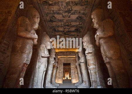 Egitto, Abu Simbel, statue e Tempio di Ramses II, camera principale Foto Stock