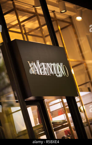 Spagna, Madrid, Area Salamanca, Calle de José Ortega y Gasset, Madrid è esclusiva via dello shopping, Valentino shop Foto Stock