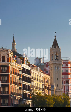 Spagna, Madrid, Area Salamanca, edifici lungo Calle de Alcalá Foto Stock