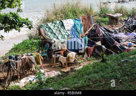 Luogo di soggiorno e per la vita delle persone senza fissa dimora, vicino a spiaggia del mare. Concetto di povertà e di privazione sociale con problemi di carenza di alloggi. Foto Stock