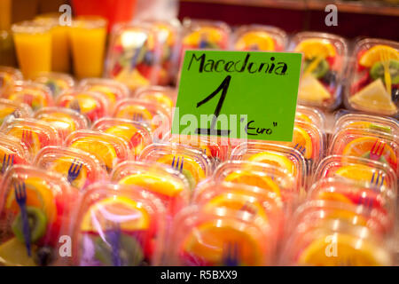 Tagliate la frutta in vasche, il Mercato della Boqueria, Barcellona, Spagna Foto Stock