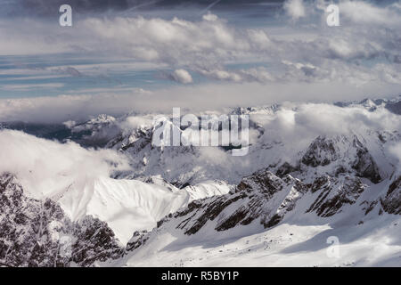Vista delle grandi montagne innevate delle Alpi in Germania. Foto Stock