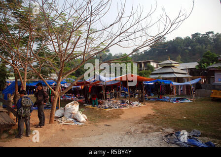 Il mercato del Nepal città di tumlingtar Foto Stock