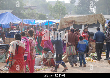 Il mercato del Nepal città di tumlingtar Foto Stock