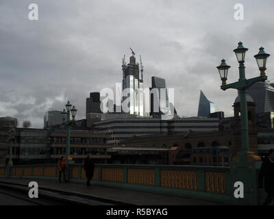 Astratto skyline di Londra guardando fuori da un finestrino dell'automobile Foto Stock