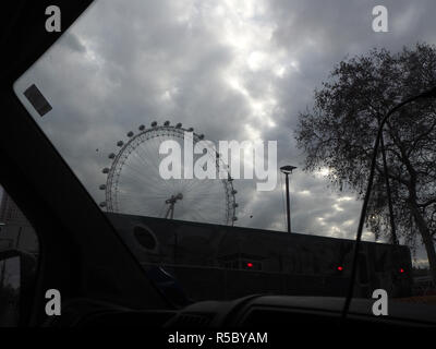 Astratto skyline di Londra guardando fuori da un finestrino dell'automobile Foto Stock