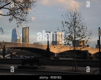 Astratto skyline di Londra guardando fuori da un finestrino dell'automobile Foto Stock