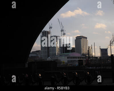 Astratto skyline di Londra guardando fuori da un finestrino dell'automobile Foto Stock