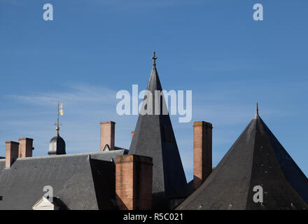 Francia tradizionale facciata e tetto nella città di Nantes in una giornata soleggiata con cielo chiaro - body copy Foto Stock