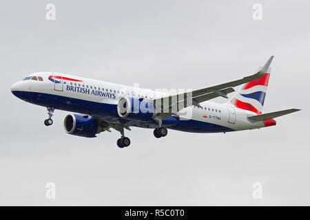 British Airways Airbus A320-251N NEO G-TTNA l'atterraggio all'Aeroporto di Londra Heathrow Foto Stock