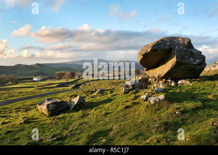 Sansone la punta, una glaciale masso erratico, a Winskill pietre, Langcliffe, Yorkshire Dales National Park Foto Stock