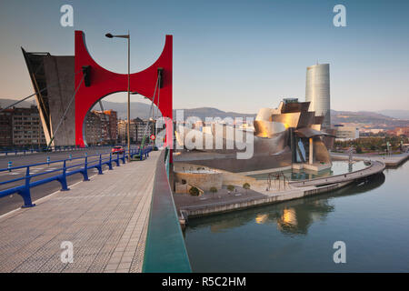 Spagna, Paese Basco regione, provincia di Vizcaya, Bilbao, il Museo Guggenheim e la Puerta Principes de Espana bridge Foto Stock