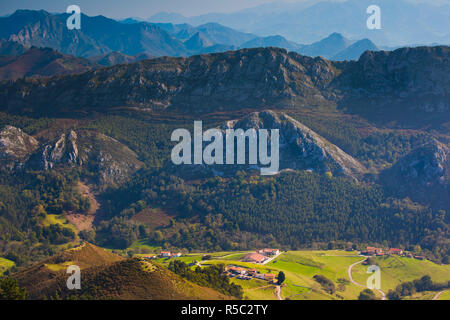 Spagna, Asturie, Asturias Provincia, Mirador del Fito, vista in elevazione dei Picos de Europa Foto Stock