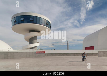 Spagna, Asturie, Asturias Provincia, Aviles, Centro Niemeyer, Arts Centre progettato dall architetto brasiliano Oscar Niemeyer nel già inquinate città industriale, costruito 2011 Foto Stock