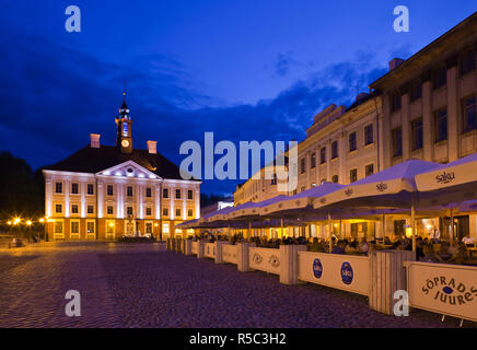 Estonia, Southeastern Estonia Tartu, Raekoja Plats, Piazza Municipio, sera Foto Stock