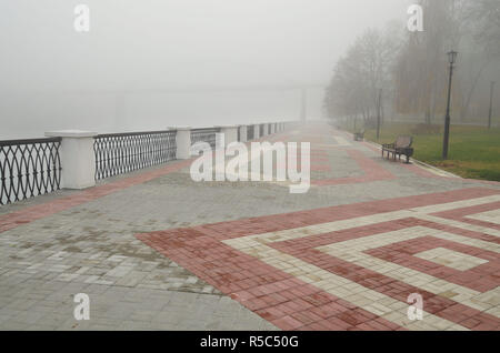 Il greto del fiume è pavimentata con piastrelle.Un buon posto per rilassarsi nel tempo libero. Foto Stock