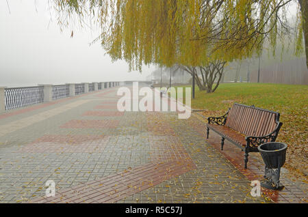 Il greto del fiume è pavimentata con piastrelle.Un buon posto per rilassarsi nel tempo libero. Foto Stock